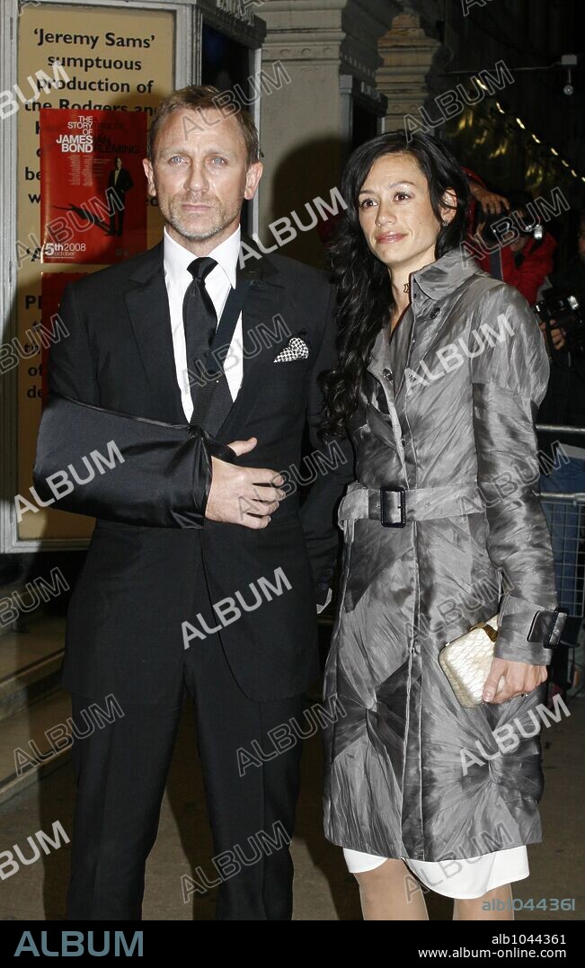 Oct 05, 2008 - London, England, United Kingdom - The current 007 DANIEL CRAIG with an injured arm in a sling and his wife and SATSUKI MITCHELL attend 'The Story of James Bond, A Tribute to Ian Fleming' at the London Palladium. 05/10/2008