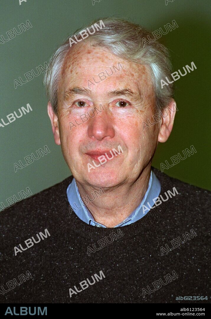 Der amerikanische Schriftsteller Frank McCourt am 15.10.1999 auf der Frankfurter Buchmesse. Frank McCourt stellt sein Buch "Ein rundherum tolles Land", die Fortsetzung seines Weltbestsellers "Die Asche meiner Mutter" vor. Die Fortsetzung von Frank McCourts Lebenserinnerungen beginnt dort, wo der erste Teil endet, auf einem irischen Schiff vor der Skyline von New York, und der Funkoffizier fragt den neunzehnjährigen Frank: Ist das hier nicht ein rundherum tolles Land?. 15/10/1999