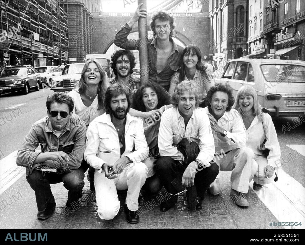 Stockholm 1976-08-19. Regissören Jan Halldoff spelar in Ulf Lundells "Jack". Fr.v. Ulf Lundell, Gunnel Fred, Jan Halldoff, Kjell Bergqvist, Tove Linde, Göran Stangertz, Örjan Ramberg, Bibbi Unge, Robert Sjöblom och Ingalill Rydberg. Foto: Svenskt Pressfoto / TT / kod 20360.