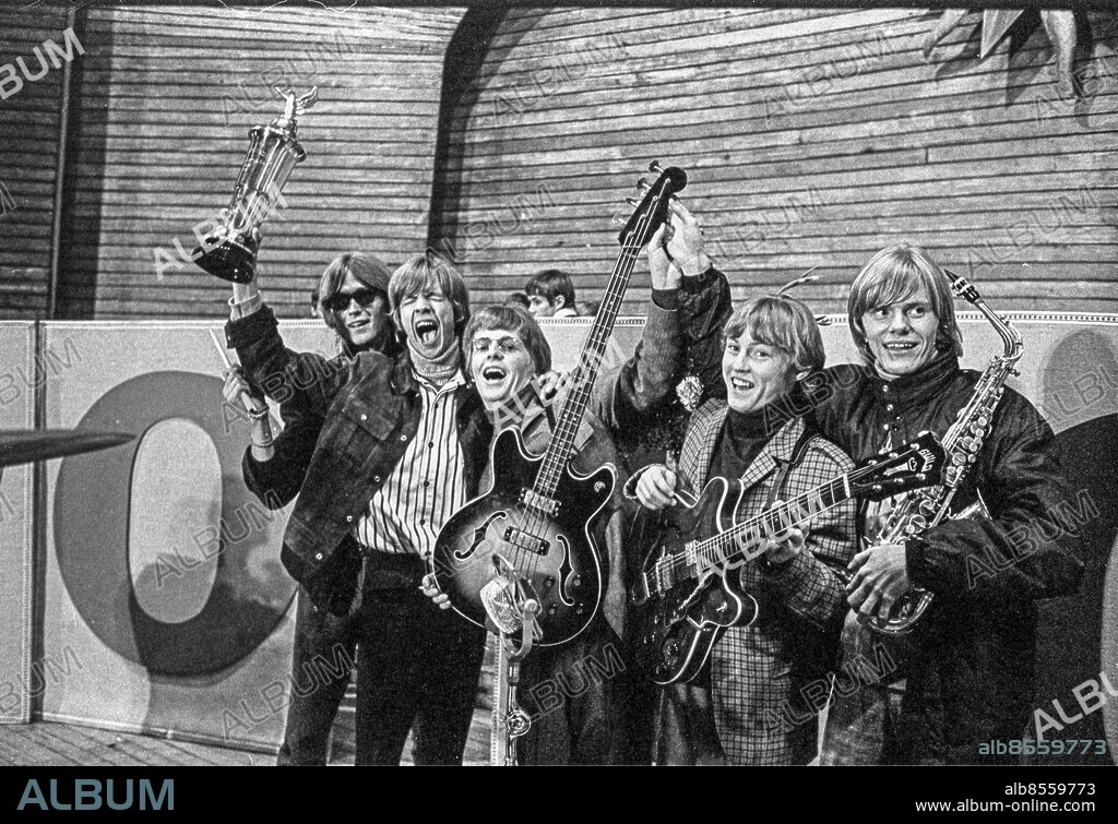 ARKIV STOCKHOLM 1966-08-23. Svenska popbandet Slam Creepers med fr. v. Janne Fakt, Björn Skifs med segerpokalen, Lasse Christians, Kenneth Windahl och Lollo Svensson firar segern i Sveriges Radios popbandstävling på Sollidens scen på Skansen i Stockholm. Foto: Freddy Lindström / TT / Kod: 190.