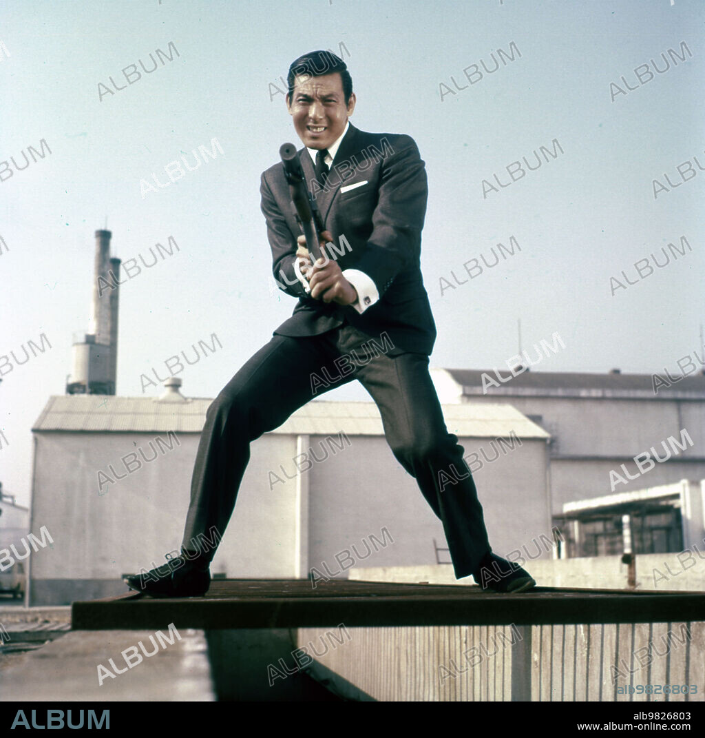 JO SHISHIDO in DETECTIVE BUREAU 2-3: GO TO HELL BASTARDS, 1963 (TANTEI JIMUSHO 23: KUTABARE AKUTO-DOMO), directed by SEIJUN SUZUKI. Copyright NIKKATSU CORPORATION.