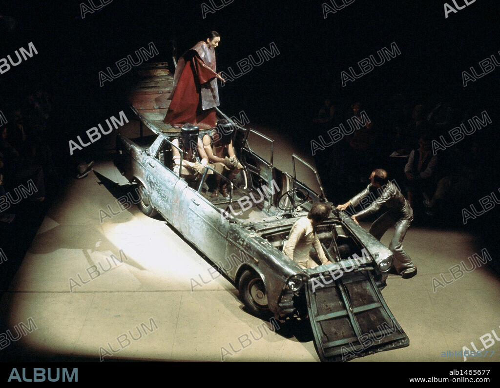 Representación teatral de la obra "EL CEMENTERIO DE AUTOMOVILES". Obra de Fernando ARRABAL, escrita en 1959.