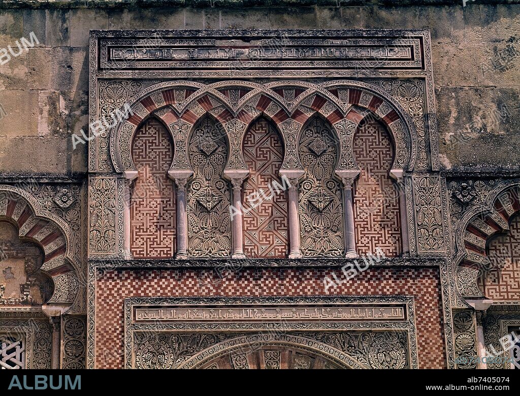 DETALLE DE LOS ARCOS ENTRELAZADOS DE LA PUERTA DE AL-HAKAM II O DE SAN MIGUEL - SIGLO X.