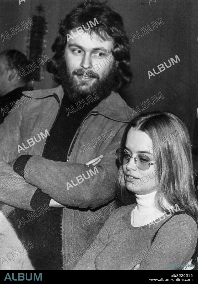 NORRKÖPING CA 1975-02-07. Internen Clark Olofsson med flickvännen Maria Wallin på besök som rådgivare på Östgötateatern i Norrköping under en permission från fängelset, troligen 7:e februari 1975. I bakgrunden skymtas fångvaktaren. Olofsson är rådgivare på teatern inför uppsättningen av Brita Langs debattpjäs "Kung David" som spelas i April-maj.. Foto: Inge Hallberg / EXP / TT / Kod: 215. **AFTONBLADET OUT**.