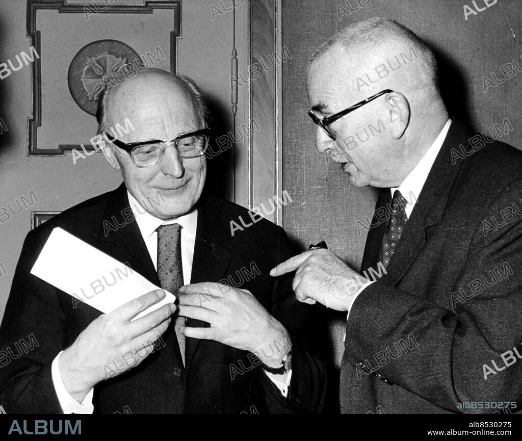 STOCKHOLM 1963-12.. Orig. bildtext... Nobelpristagare Karl Ziegler och Hans Jensen. T v: H Jensen: Nobelpriset i fysik 1963 (tillsammans med Eugene Wigner och Maria Goeppert-Mayer) T h: Karl Ziegler: Nobelpriset i kemi 1963 (tillsammans med Giulio Natta) persons: Hans Jensen ;Karl Ziegler sites: STOCKHOLM ;SVERIGE ;TYSKLAND*.