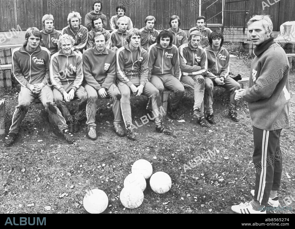 Göteborg 1975. Hasse Karlsson - fotbollstränare för IFK Göteborg - här ses han framför en blåvit trupp som består av spelare som Torbjörn Nilsson, Janne Nilsson, Björn Nordqvist, Conny Karlsson, Reine Almqvist, Reine Olausson, Bo Andersson, Jerry Carlsson, Rein Albo, Erik Nilsson, Lars Carlsson, Eddy Magnusson, Donald Nicklasson, Ove Kindvall samt målvakterna Janne Nordström och Tage Christoffersson *** Local Caption *** GP Foto: Walter Hedén. KAMERAREPORTAGE.