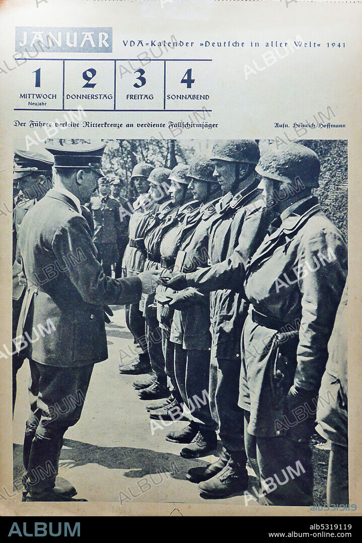 Calendario de propaganda nazi. Hitler saludando a los soldados.
