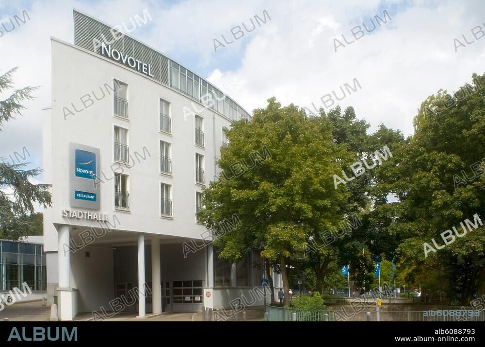 Deutschland, NRW, Neuss, Stadthalle und Novotel.