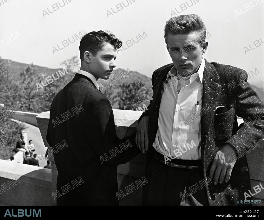 JAMES DEAN y SAL MINEO en REBELDE SIN CAUSA, 1955 (REBEL WITHOUT A CAUSE), dirigida por NICHOLAS RAY. Copyright WARNER BROTHERS.