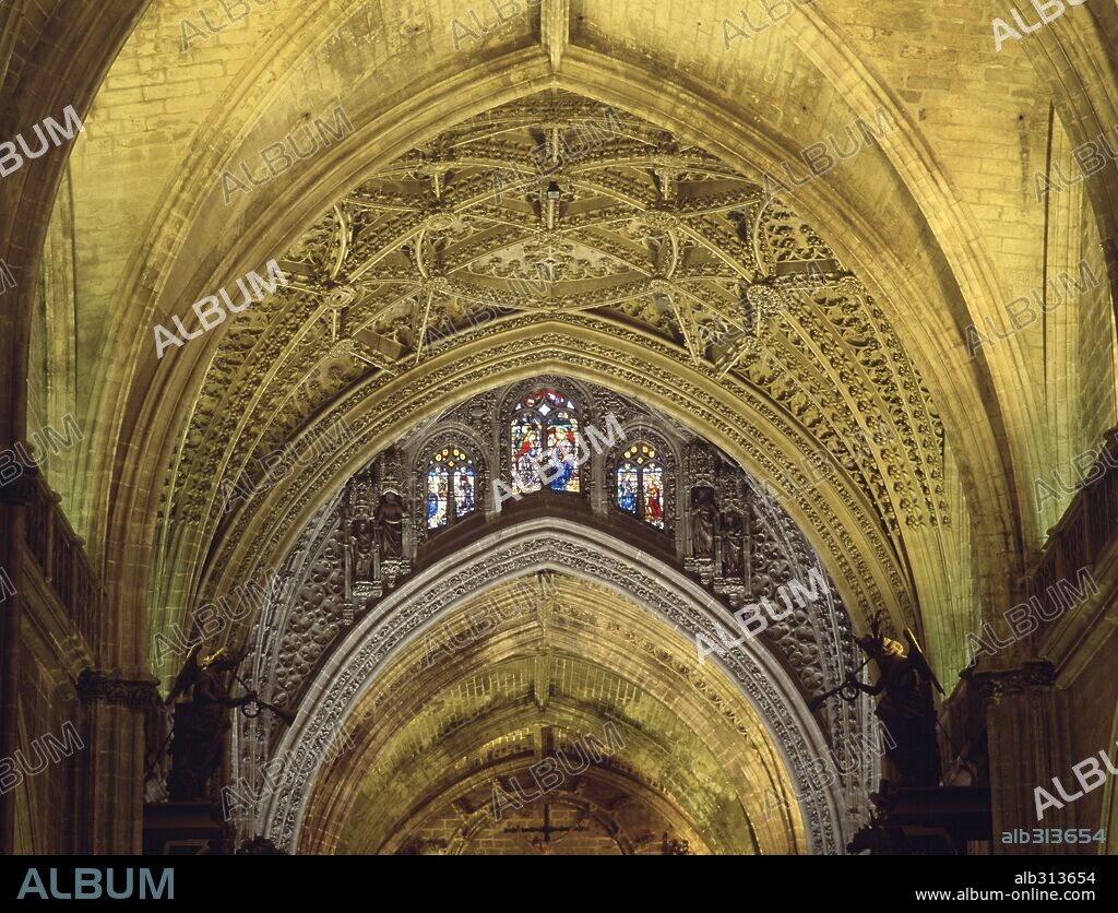 Arcos y vidireras. Interior de la Catedral de Sevilla.