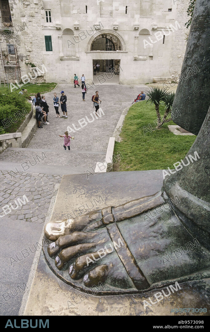 dedo gordo del pie de la estatua de Gregorio de Nin, esculpida por Ivan Mestrovic, Split, Croacia.