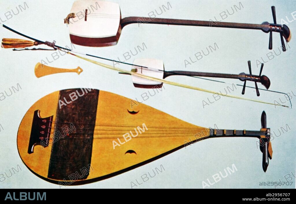 Siamisen, Kokiu, Biwa. These are all Japanese instruments. The Kokiu in the centre has a long fishing-rod bow, the Siamisen is the most common Japanese stringed instrument and the Biwa is a lute-like instrument in the shape of a divided pear that becomes narrower as it goes upwards.