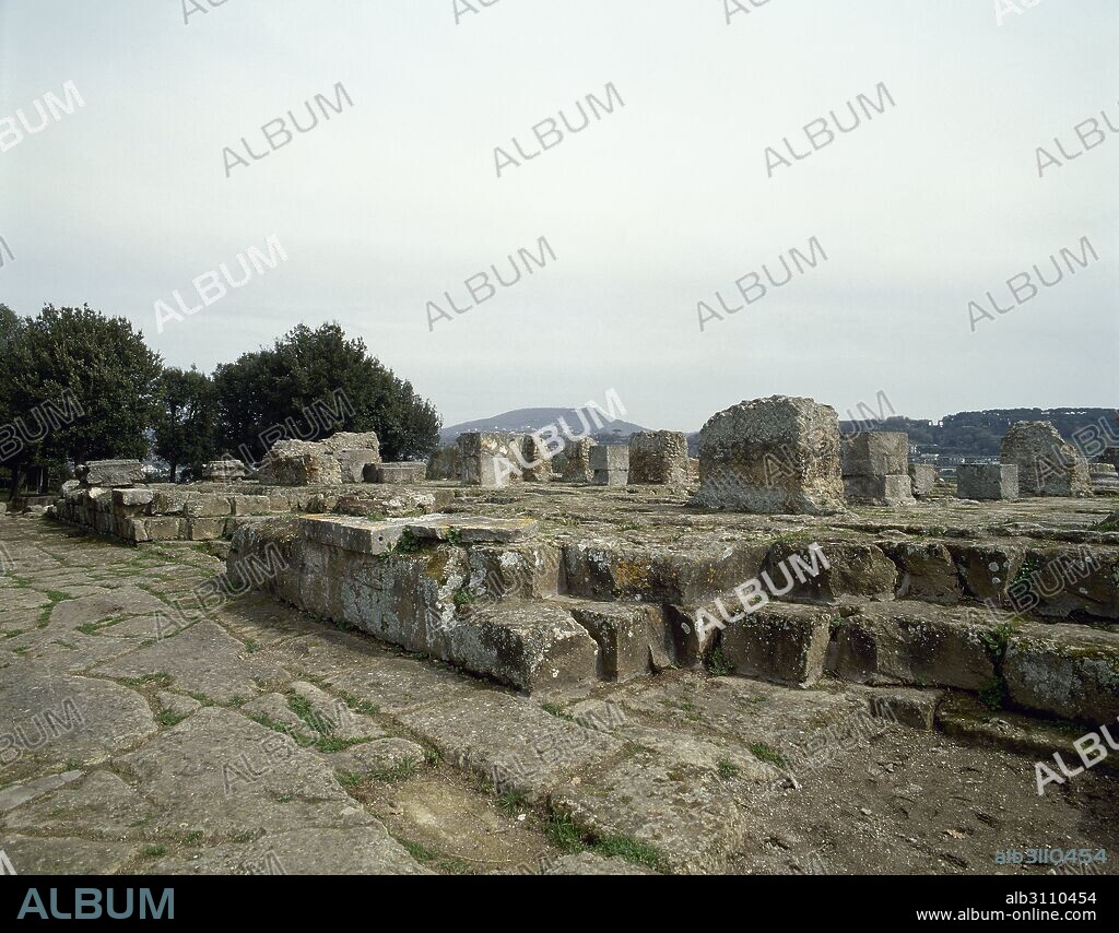 MAGNA GRECIA. TEMPLO DE APOLO. Edificación del siglo VI a. C. Localizado en la terraza meridional, fue reformado en época imperial romana. Entre los siglos VI-VII fue transformado en basílica cristiana de cinco naves. ACROPOLIS DE CUMAS. Región de La Campania. ITALIA.