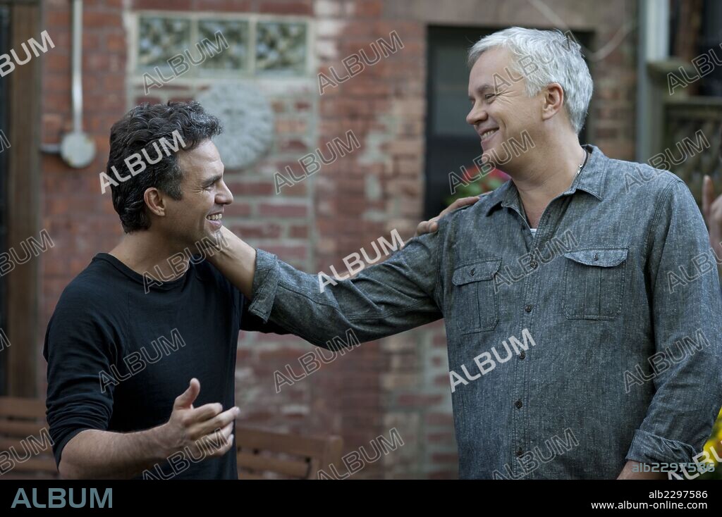 MARK RUFFALO and TIM ROBBINS in THANKS FOR SHARING, 2012, directed by STUART BLUMBERG. Copyright CLASS 5 FILMS/OLYMPUS PICTURES.