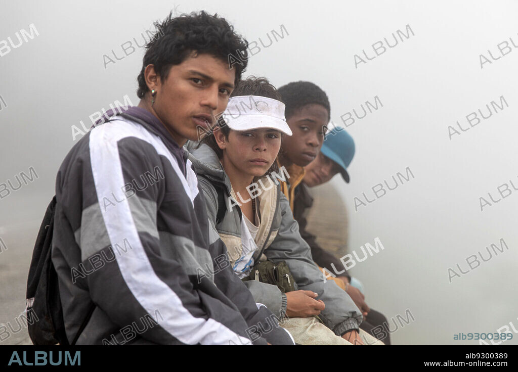 ANDRES CASTAÑEDA and BRAHIAN STEVEN ACEVEDO in KINGS OF THE WORLD, 2022 (LOS REYES DEL MUNDO), directed by LAURA MORA ORTEGA. Copyright CARACOL TELEVISION.
