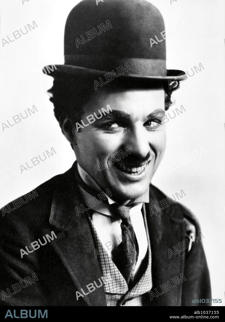 CHARLIE CHAPLIN en CHARLOT, VAGABUNDO (THE TRAMP, 1915), dirigida por CHARLES CHAPLIN. Copyright ESSENAY.