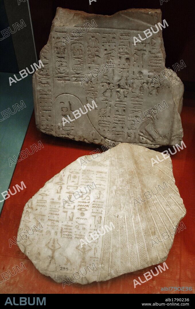 ESCRITURA JEROGLIFICA EGIPCIA sobre calcita. Superior: fragmento del sarcófago de Merenptah perteneciente a la Dinastía XIX (Imperio Nuevo), hacia 1213-1203 a. C. Procede de la tumba 8 del Valle de los Reyes. Inferior: fragmento de la tapa de un sarcófago, posiblemente de Seti I, de la Dinastía XIX (Imperio Nuevo). Fechada hacia 1294-1279 a. C., de procedencia desconocida. Museo Británico. Londres. Inglaterra. Reino Unido.