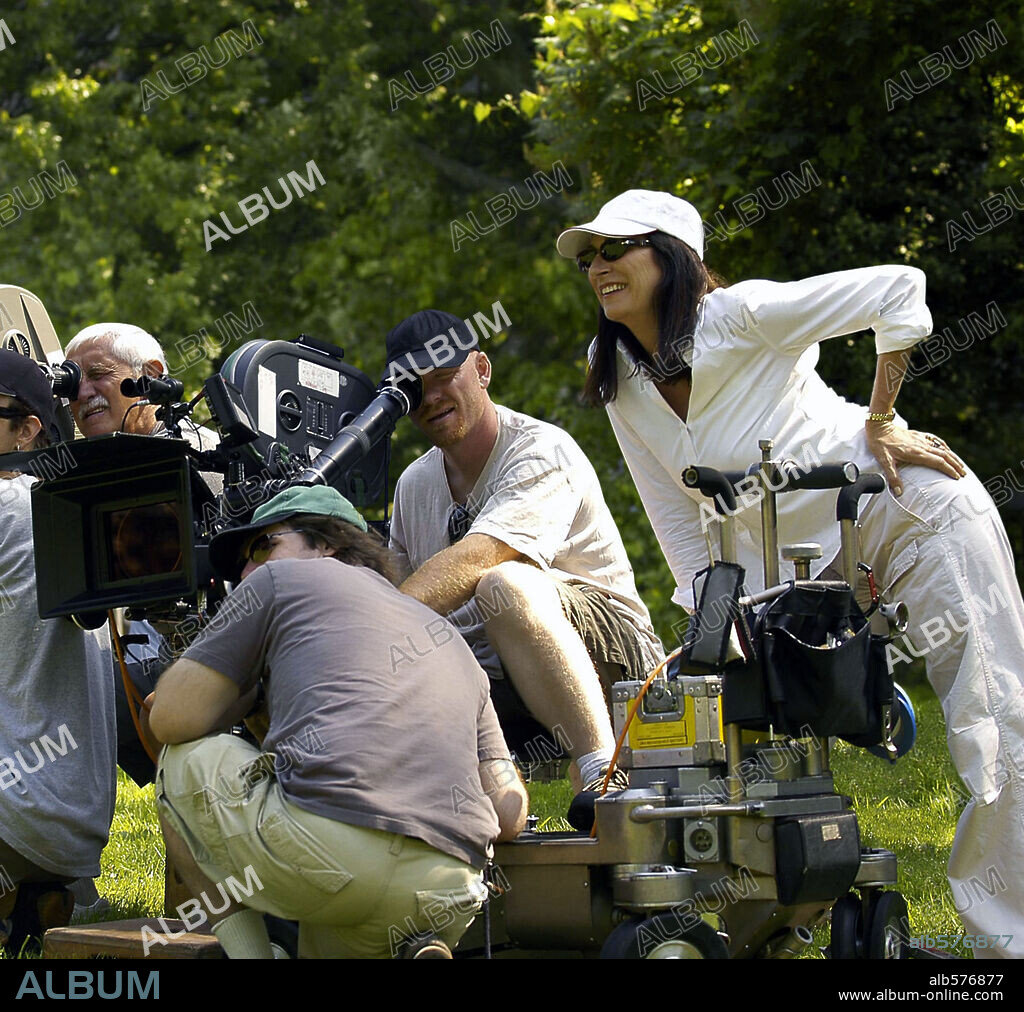 ANJELICA HUSTON in RIDING THE BUS WITH MY SISTER, 2005, directed by ANJELICA HUSTON. Copyright HALLMARK.