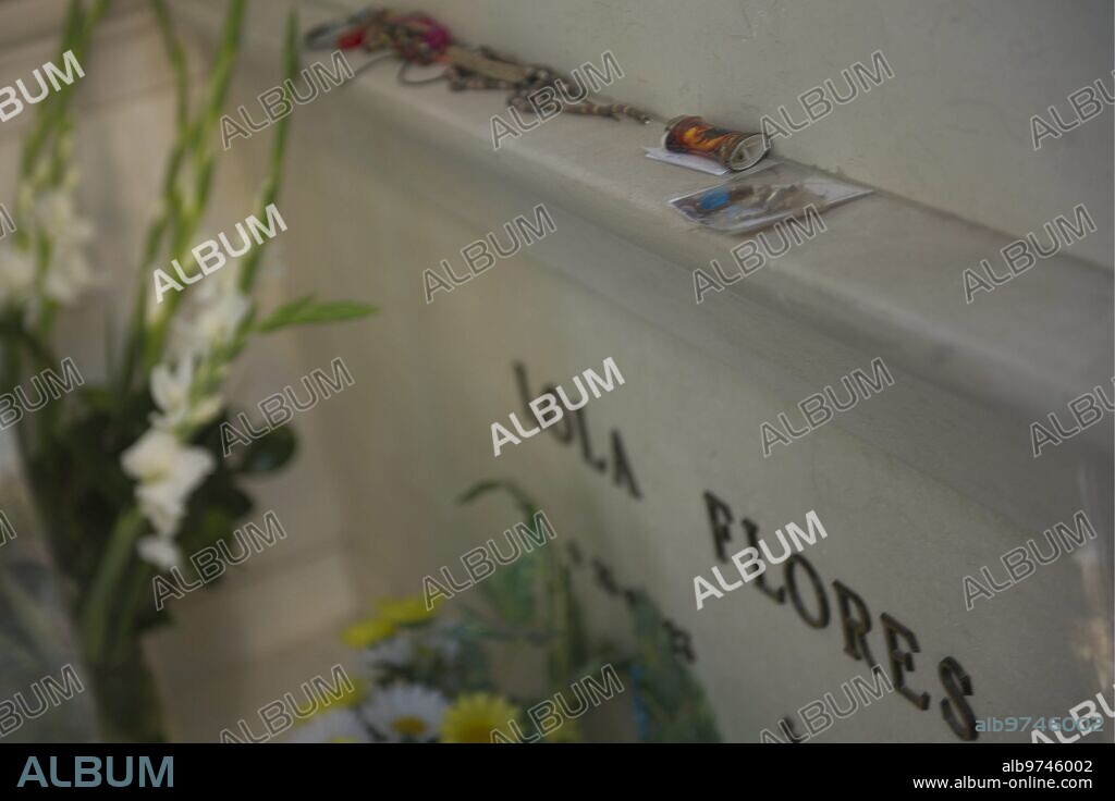 Madrid, 30/10/2011. Cementerio de la Almudena. Víspera del día de todos los santos. Tumba mausoleo de la familia Flores: Lola, Antonio y «el Pescailla». Foto: de San Bernardo. Archdc.