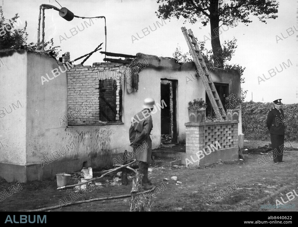 SEKLET-SAMHÄLLE-50      I skånska Uppåkra utspelades 1952 Sveriges dittills största morddrama. Den 27-årige fjärdingsmannen Tore Hedin tar livet av tio personer, däribland fästmön och båda föräldrarna. Hedin rånmördar redan 1951 en person. Han själv deltog dessutom i mordspaningarna och kunde på så vis undanröja spåren. På bilden syns Hedins föräldrahem i Saxtorp som han satte eld på sedan han mördat sina föräldar 1952. Foto: TT Kod: 194/9909 COPYRIGHT SCANPIX SWEDEN.