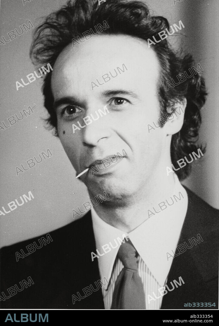ROBERTO BENIGNI in JOHNNY TOOTHPICK, 1991 (JOHNNY STECCHINO), directed by ROBERTO BENIGNI. Copyright NEW LINE CINEMA.