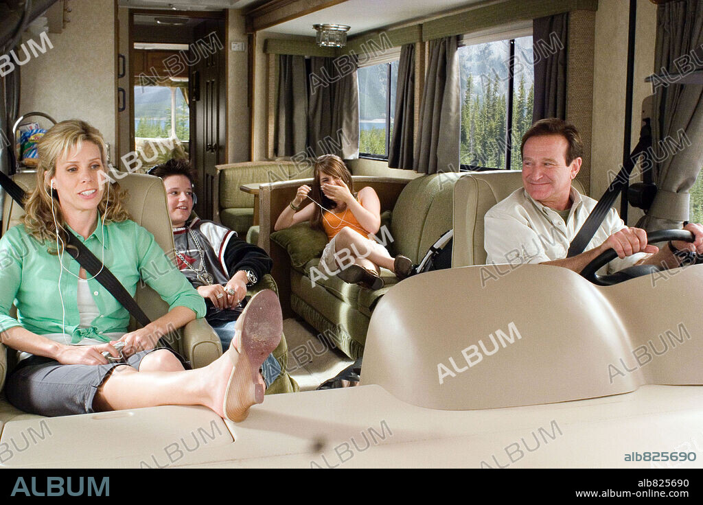 CHERYL HINES, JOJO, JOSH HUTCHERSON and ROBIN WILLIAMS in R. V., 2006, directed by BARRY SONNENFELD. Copyright COLUMBIA PICTURES / LEDERER, JOE.