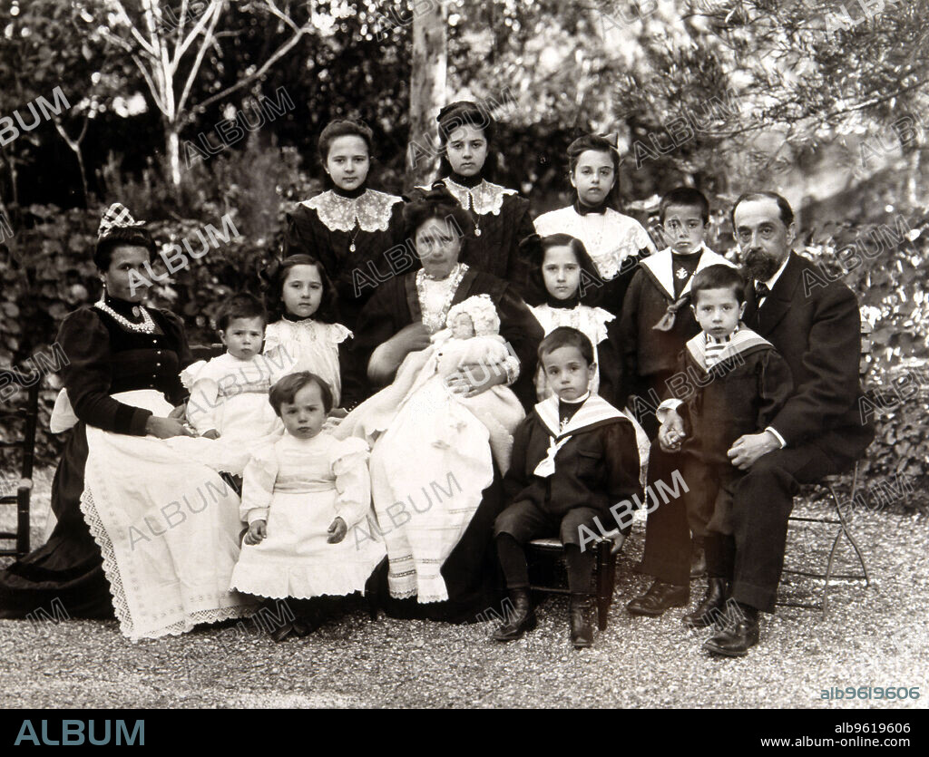 Joan Maragall i Gorina (1860-1911), Catalan poet and essayist,  portrait with his family.