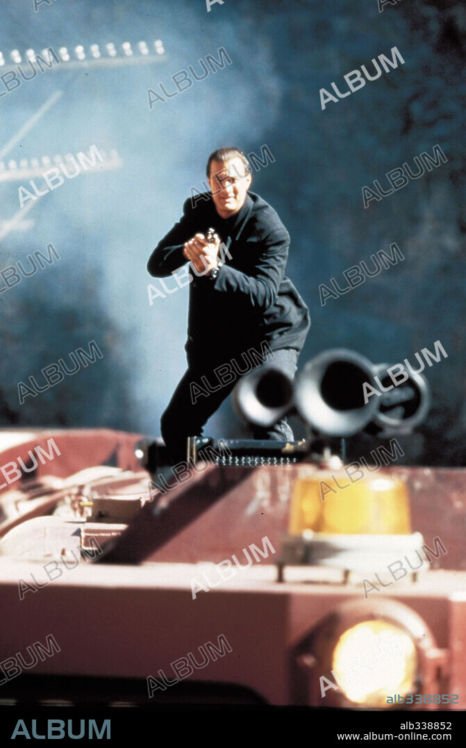 STEVEN SEAGAL in UNDER SIEGE 2: DARK TERRITORY, 1995, directed by GEOFF MURPHY. Copyright WARNER BROTHERS.