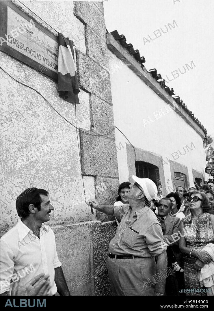 15 agosto 1982. Cela descubre una placa de homenaje en las "Eras de don Camilo volando", en Bohoyo (Ávila).