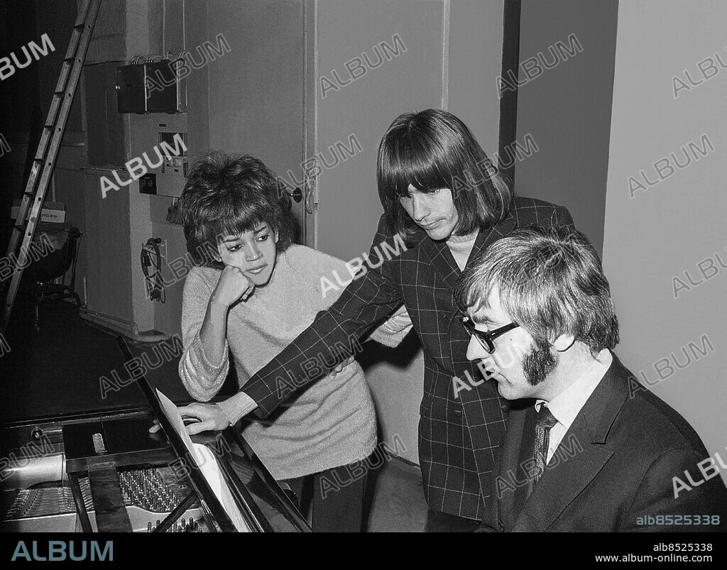 STOCKHOLM 1970-02-24. Artistparet Svenne och Lotta Hedlund i skivstudion. Foto: Olle Lindeborg / TT Historical / Kod 1902.