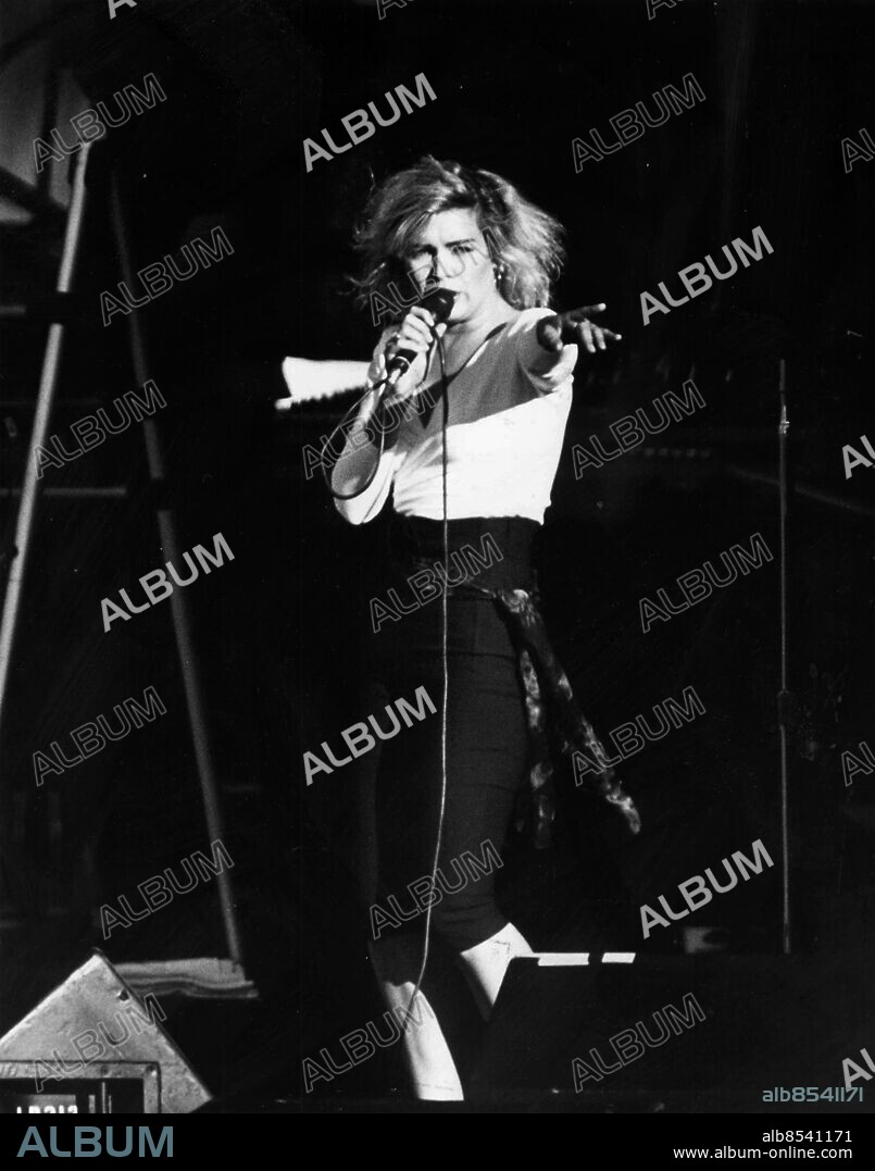 Göteborg 1988-06-11. Kim Wilde - brittisk sångerska - på bilden ses hon värma upp jackson-publiken på Eriksberg *** Local Caption *** GP Foto: Johan Davéus. ROGER GRANAT.