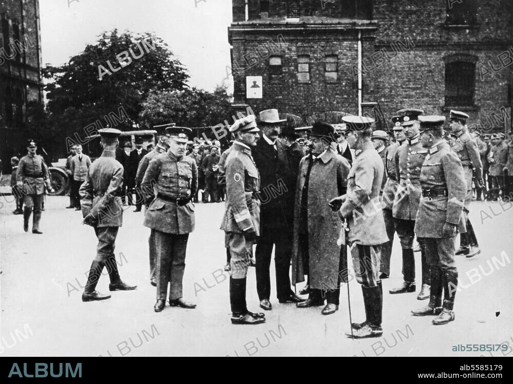 Ebert, Friedrich. 4.2.1871 (Heidelberg) - 28.2.1925 (Berlin). Politiker (SPD), Nov. 1918 Reichskanzler. 1919-1925 Reichspräsident. - Ebert und Reichswehrminister Gustav Noske mit Führungskräften der Reichswehr Foto, 1919/20.