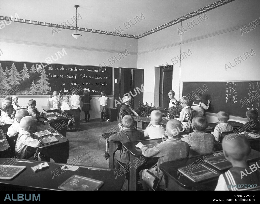 GERMANY FRANKFURT 1927. Orig. caption ... A BRAND NEW IDEA OF EDUCATION. - The new Hindenburg-school at Frankfurt an der Oder (Germany). The main idea of this new school is to have the children learn things by themselves in a natural way through the play of their natural instincts with as little adult supervision as possible. (...) THE HINDENBURG SCHOOL AT FRANKFURT. Photo shows a view of one of the modern school classes during a lesson. Photo: AB Text & Bilder / SVT / Code: 5600 Note. For full text see original. Hindenburg Schule was inaugurated in 1927 and was one of the most modern schools in Germany. Folder: Hindenburgskolan i Frankfurt 2319 C Slideshow Photo report Lessons sites: FRANKFURT AN DER ODER; GERMANY PhotoDate: 1927 - ?? - ??.