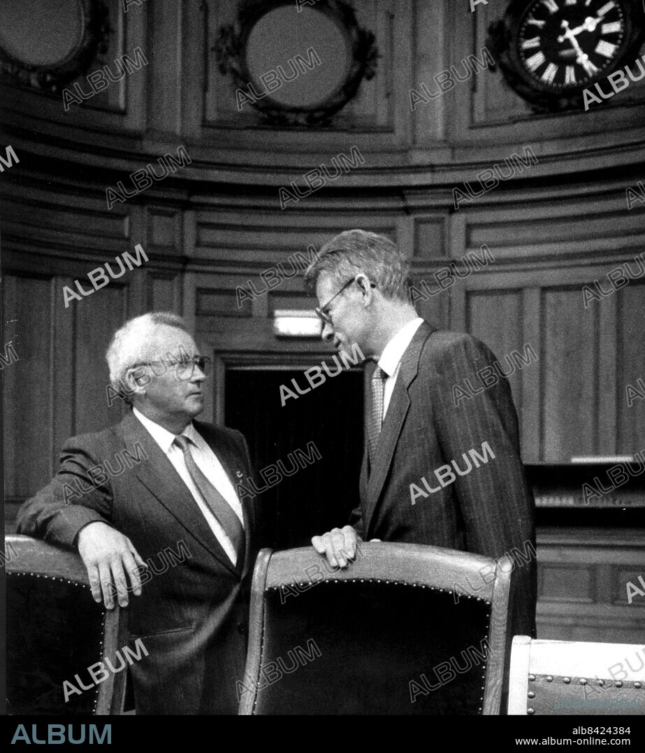 ©SCANPIX SWEDEN, 1984-04-13.. Kjell-Olof Feldt och Ingvar Carlsson.. Finansminister Feldt (t.v.) och statsminister Carlsson i samspråk.. Foto: Gunnar Lantz/SCANPIX. Code: 20360.