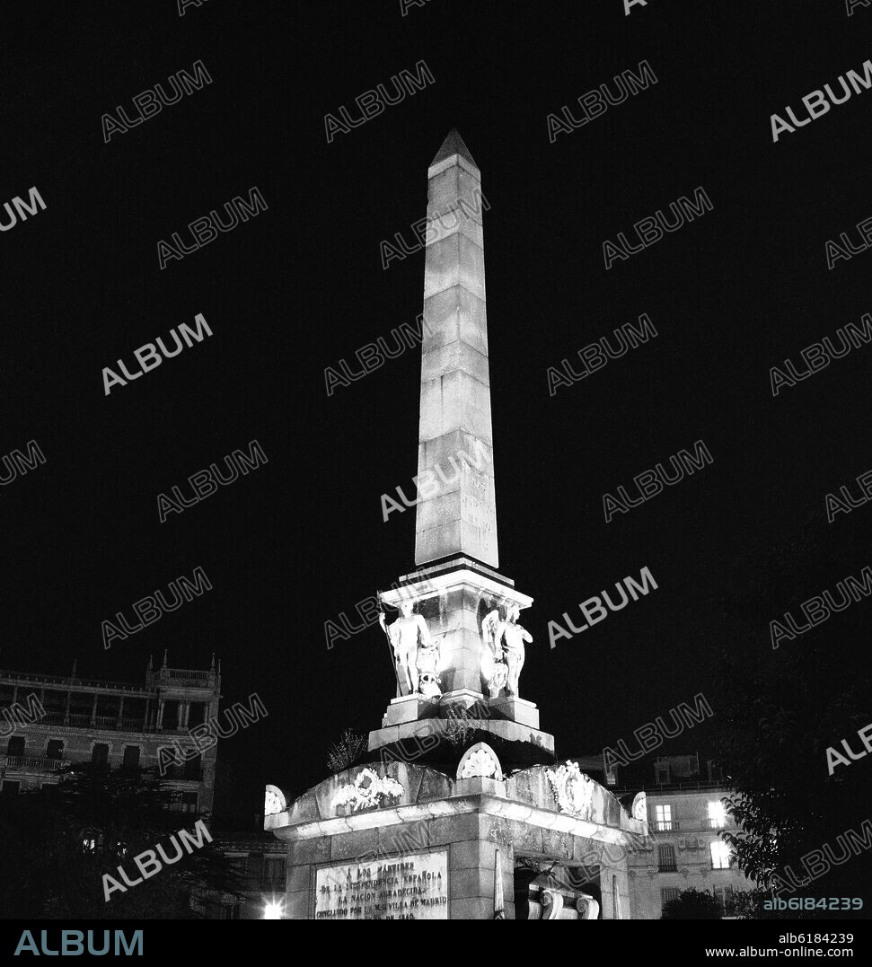 ISIDRO GONZÁLEZ VELÁZQUEZ. OBELISCO CONMEMORATIVO DE LOS MARTIRES DEL DOS DE MAYO EN LA PLAZA DE LA LEALTAD - 1840 - FOTOGRAFIA EN BLANCO Y NEGRO - AÑOS 60.