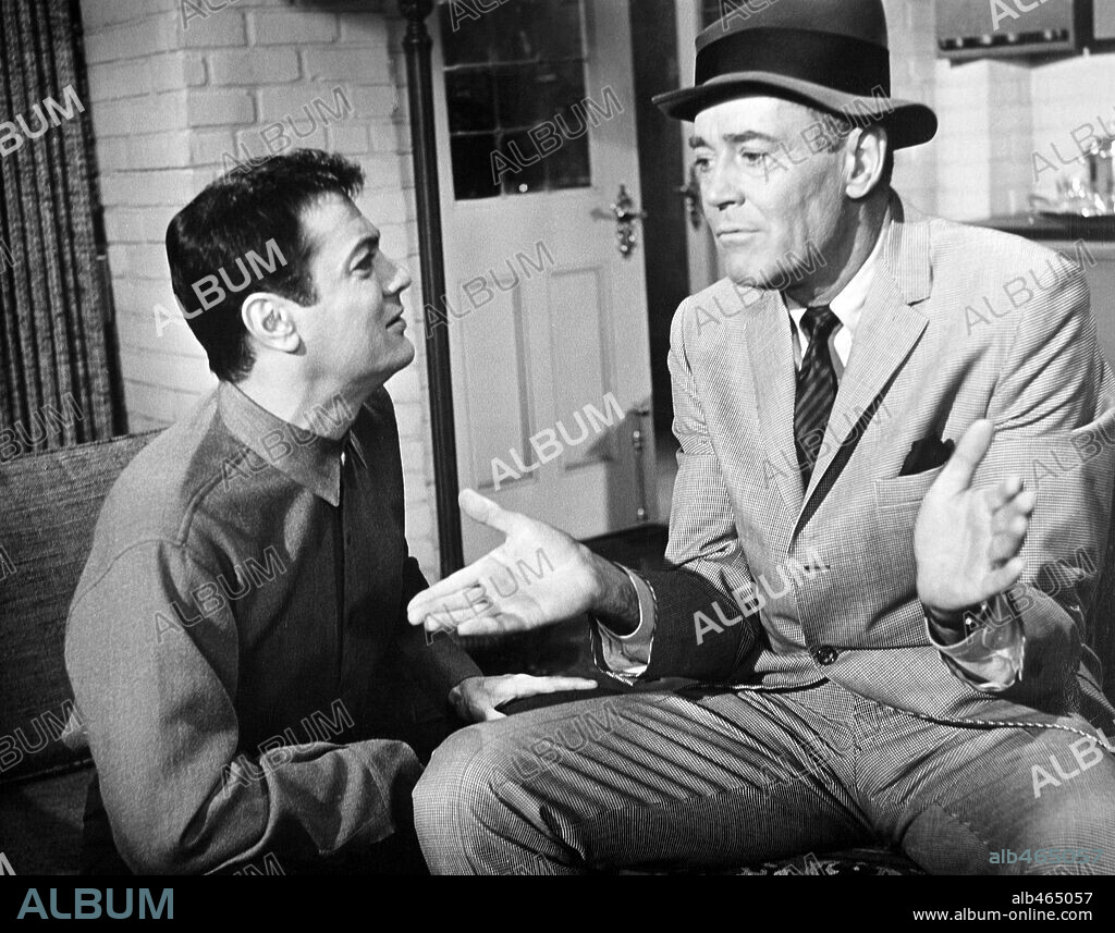 HENRY FONDA y TONY CURTIS en LA PÍCARA SOLTERA, 1964 (SEX AND THE SINGLE GIRL), dirigida por RICHARD QUINE. Copyright WARNER BROTHERS.