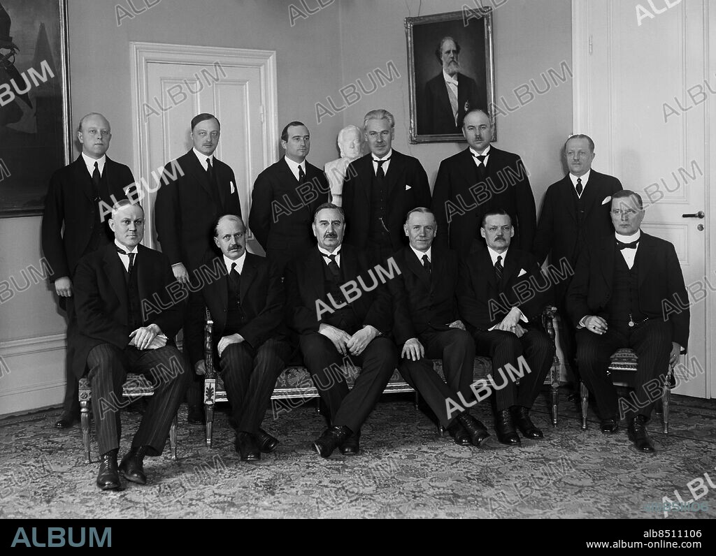 Arkiv 1930. C.G. Ekmans regering i november 1930.. Carl Gustaf Ekman (1872-1945) var statsminister 1926-1928 och 1930-1932. Sittande fr.v. jordbruksminister Bo von Stockenström, Frisinnade folkpartiet, justitieminister Nathanael Gärde,oberoende liberal, statsminister Carl Gustaf Ekman, Frisinnade folkpartiet, utrikesminister Fredrik Ramel,oberoende liberal,finansminster Felix Hamrin och exclesiastikminister Sam Stadener. Stående fr.v. konsulterna Erik Österberg,Frisinnade Folkpartiet, socialminister Sam Larsson,Frisinnade folkpartiet, kommunikationsminister Ola Jeppsson,Frisinnade folkpartiet och handelsminister David Hansén, Frisinnade folkpartiet. Försvarsminister Anton Rundqvist, opoltisk saknas på bilden.. Prime Minister C.G. Ekman and members of the goverment 1930.. Foto: TT Historical/1900. Scanpix Sweden.