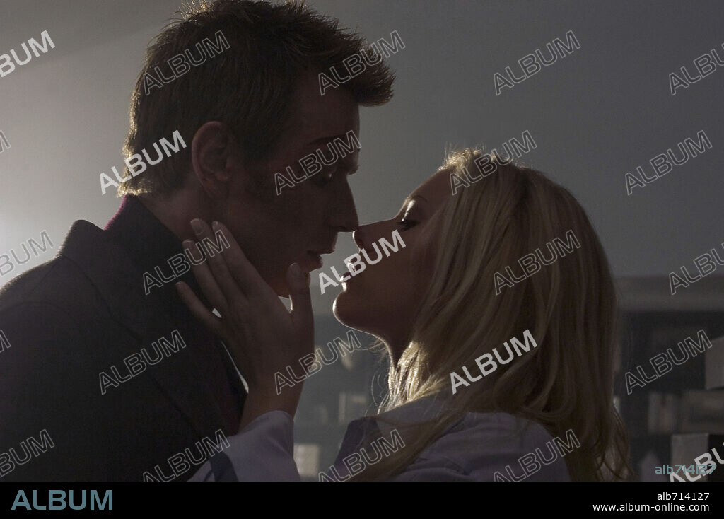 EWAN McGREGOR and SCARLETT JOHANSSON in THE ISLAND, 2005, directed by MICHAEL BAY. Copyright DREAMWORKS.