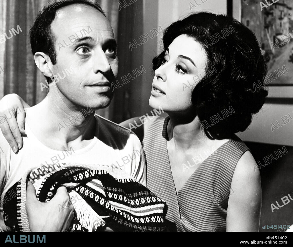 JUANJO MENENDEZ y MONICA RANDALL en EL ABOMINABLE HOMBRE DE LA COSTA DEL SOL, 1970, dirigida por PEDRO LAZAGA. Copyright PEDRO MASO P.C.