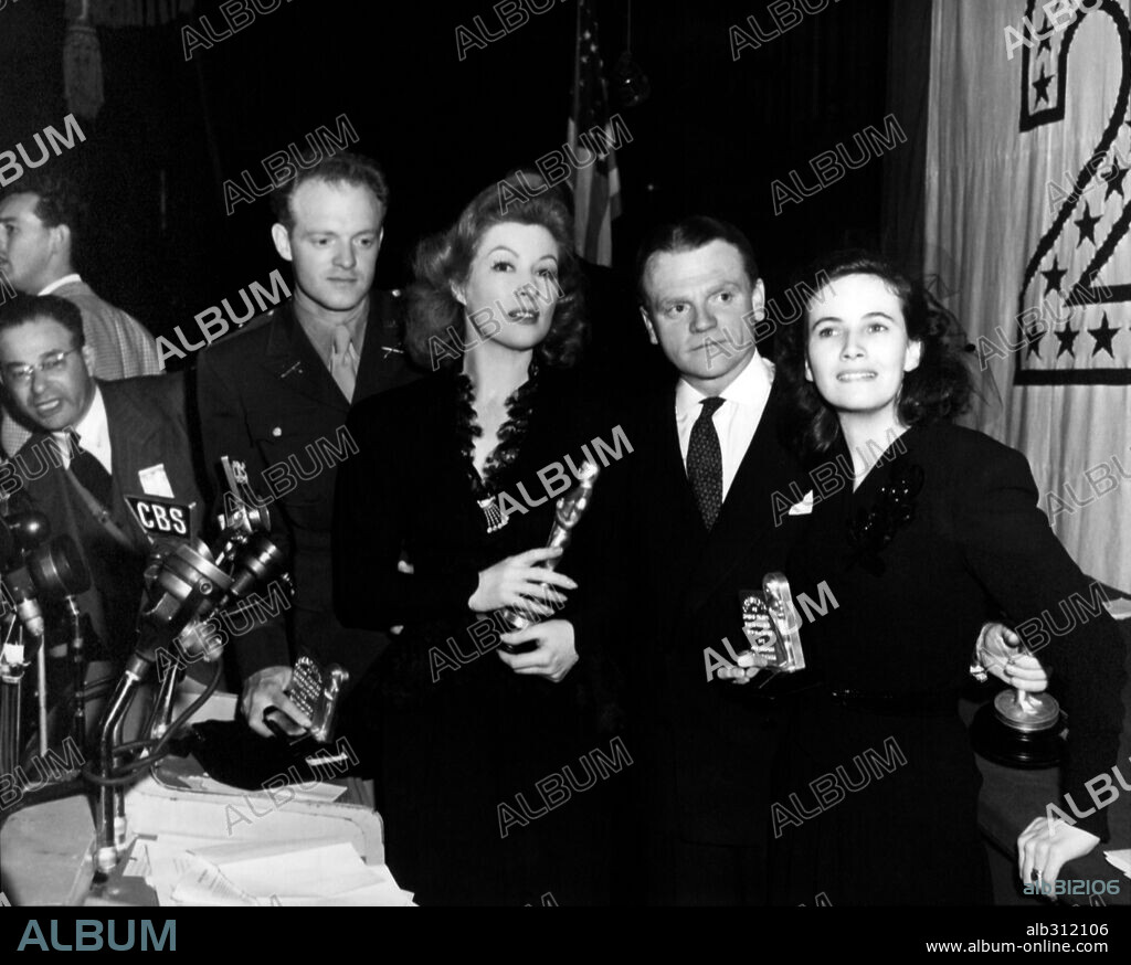 GREER GARSON, JAMES CAGNEY, TERESA WRIGHT and VAN HEFLIN. The 15th Academy Awards / 1943. 
James Cagney, best actor for "Yankee Doodle Dandy". Greer Garson, best actress for "Mrs. Miniver". Teresa Wright, best actress in a supporting role for "Mrs. Miniver". Van Heflin accompanies them. 1943