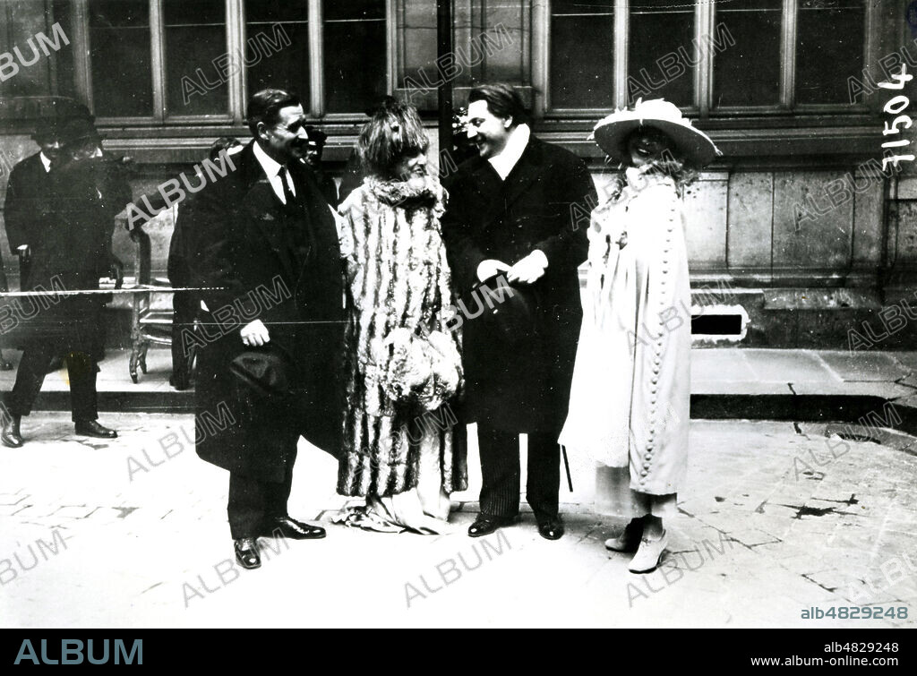 Mariage de Sacha GUITRY (1885-1957) et de Yvonne PRINTEMPS (1894-1997) en 1920 (en presence de Sarah Bernhardt). Photographie Meurisse. Credit : Collection KHARBINE-TAPABOR.