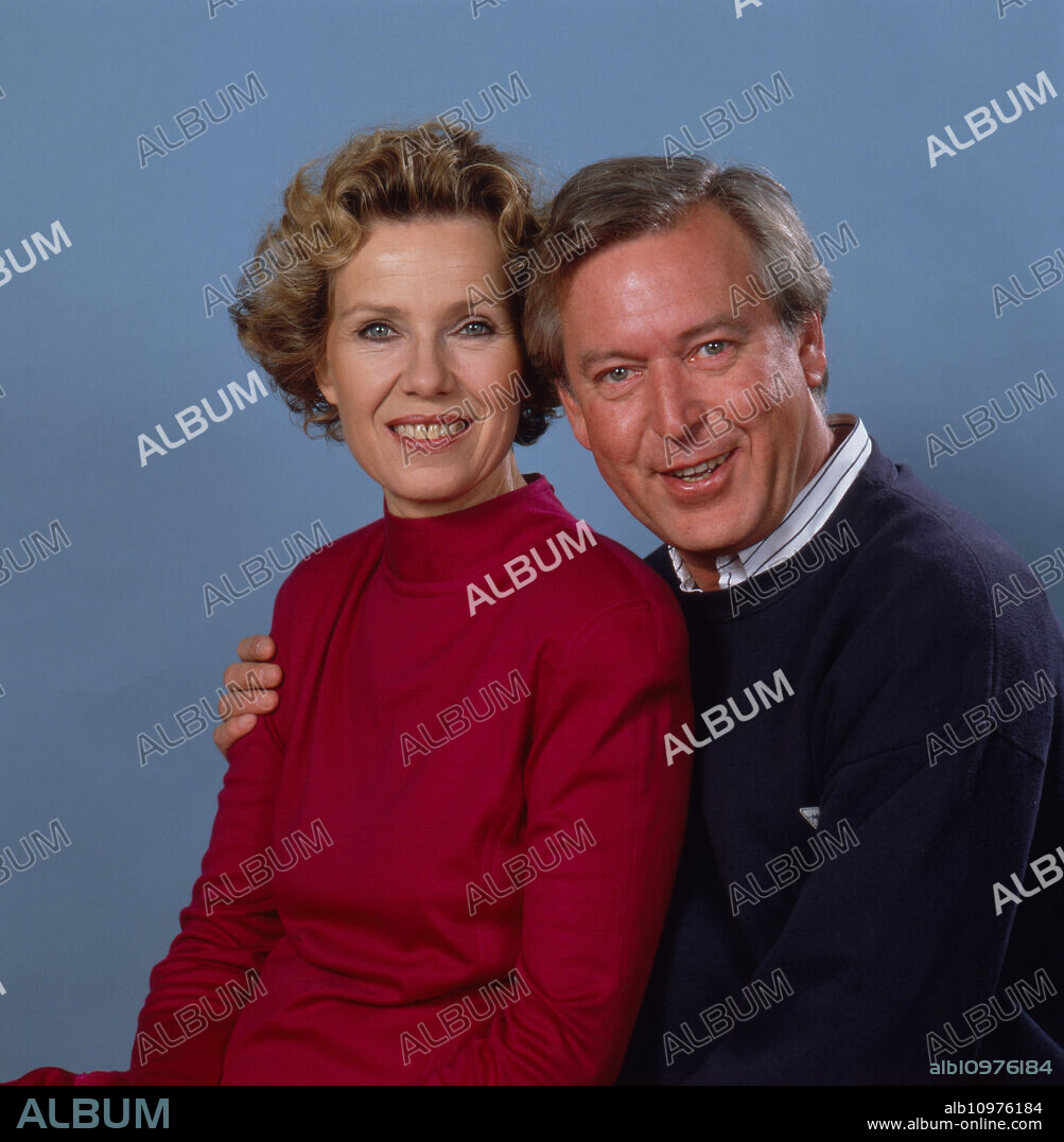 Portrait of the actress Witta Pohl a leading actress in the ZDF programme DIESE DROMBUSCHS with an employee, Germany around 1990.