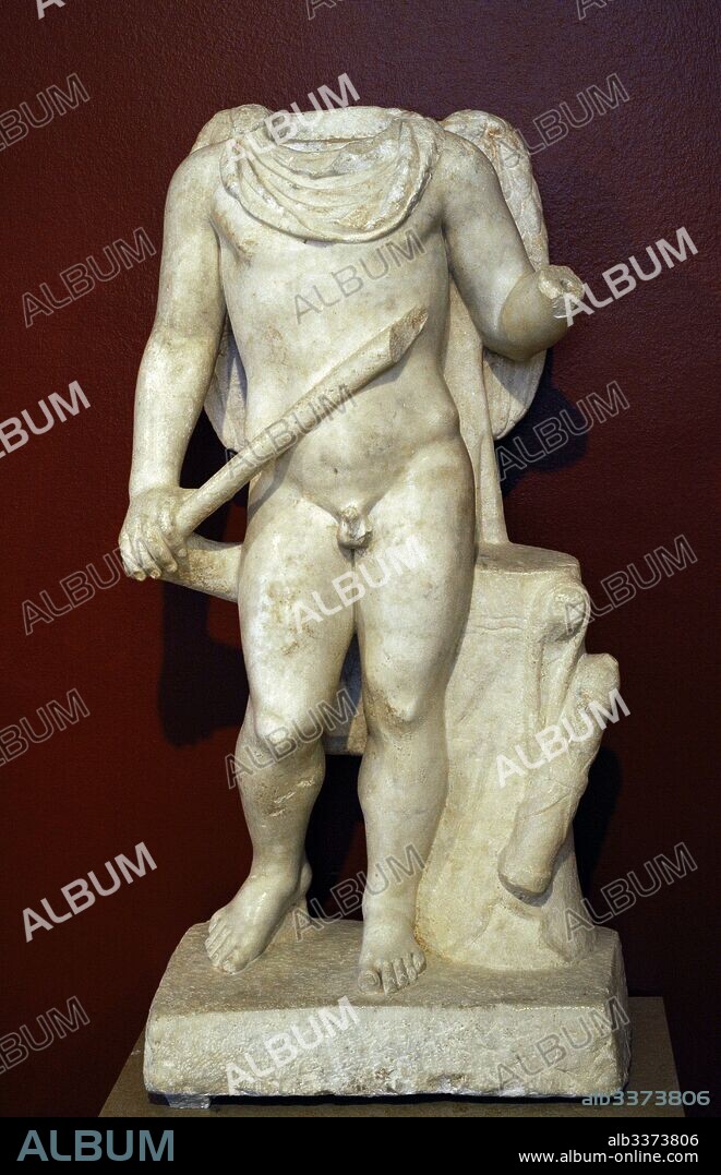 Cupido. Siglo II d. C. Joven dios alado con arco en su mano derecha y carcaj colgado de un tronco. Recuperado de los baños romanos, Tarragona. Museo Nacional Arqueológico. Tarragona. España. Cupid. 2nd century AD. God with winged, bow in right hand. The quiver, hanging on a tree trunk. From the Roman baths, Tarragona. Archaeological Museum. Tarragona. Catalonia, Spain.