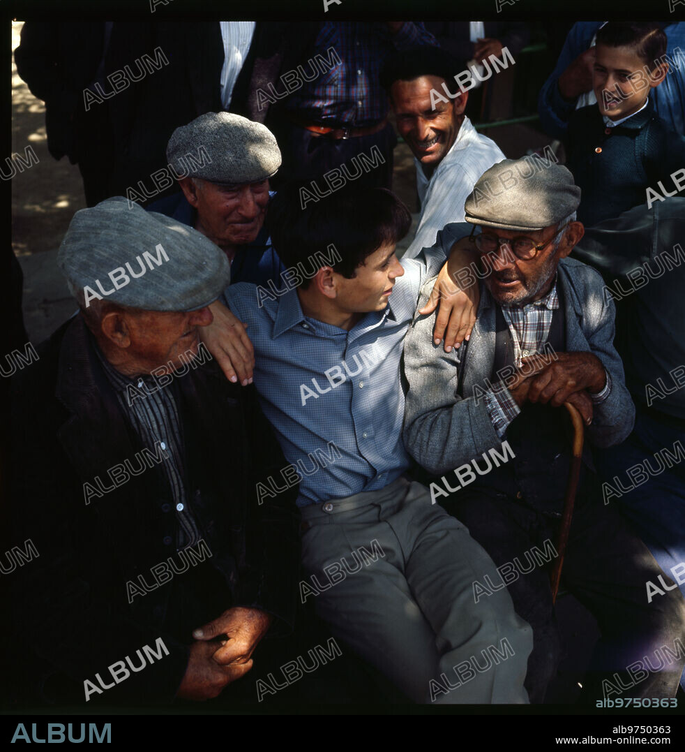 Alameda de la Sagra (Toledo), September 1966. In Alameda de la Sagra, in the province of Toledo, Sebastián Palomo "Linares" usually rests from the busy bullfighting life. There, as in all the places he visits, Linares is extremely popular. Young and old like to meet with him.