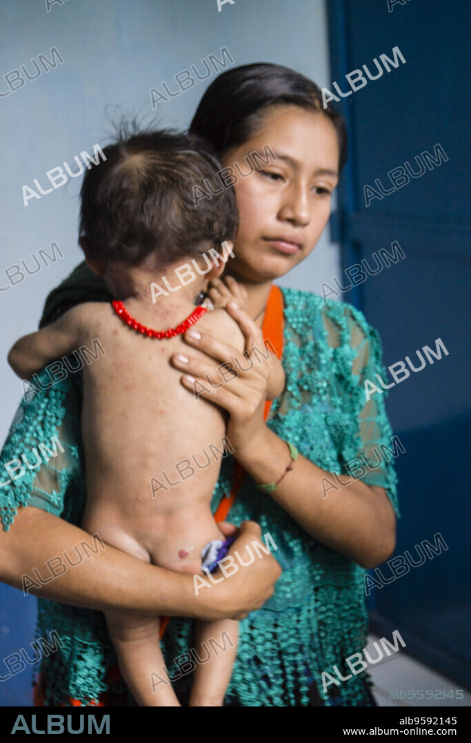madre indigena con su bebe, centro de salud, Lancetillo ( La Parroquia), municipio de Uspantán, Quiche , sierra de Chamá, Guatemala, Central America.