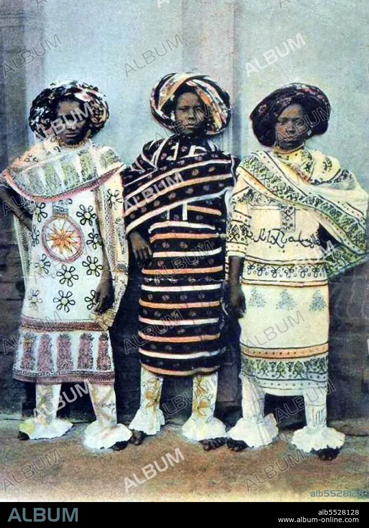 Tanzania / Zanzibar: Three Zanzibari Swahili women dressed