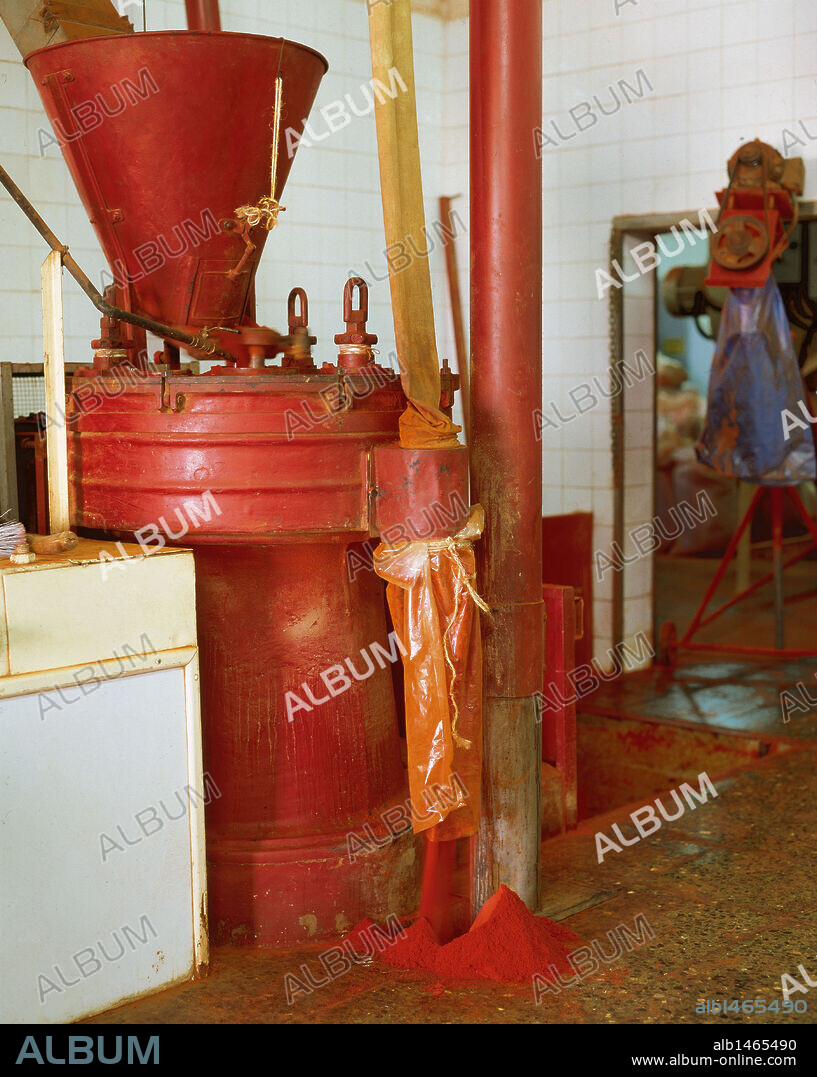 FABRICA DE PIMENTON. Molinos para moler el pimentón de una fábrica de Molina de Segura, el pueblo más industrializado de la región. Comunidad de Murcia. España.