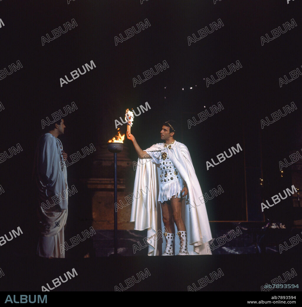 JOSE TAMAYO. IMANOL ARIAS INTERPRETANDO A CALIGULA EN EL TEATRO ROMANO DE MERIDA - 1989.