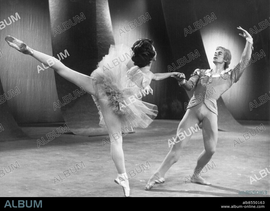Orig. bildtext... NUREYEV GETS ¬£1,050 FOR 15-MINUTE TELEVISION APPEARANCE RUDOLF NUREYEV, the Russian ballet dancer who made headline news when he defected to the West whilst on tour in Paris with a Russian ballet company, will receive a fee of ¬£1,050 for a 15-minute appearance on B.B.C. television tonight (Wednesday). He will be dancing in the start of a new series MUSIC IN CAMERA and his partner will be ROSELLA HIGHTOWER. They will give the first performance in the West of new Russian choreography for the Grand Pas de Deux from the Nutcracker ballet, which was created specially for Nureyev. PHOTO SHOWS: RUDOLF NUREYEV dancing with ROSELLA HIGHTOWER during a dress rehearsal for their television performance on B.B.C. T.V. tonight. Anm. Nurejev, Rudolf, 1938-93, rysk dansör och koreograf (österrikisk medborgare 1982) Scenklädsel Scen Koreografi Balettdansöser Balettdansörer Samspel Kroppsspråk Avhoppare persons: Rudolf Nurejev ;Rosella Hightower sites: SOVJETUNIONEN* ;STORBRITANNIEN.