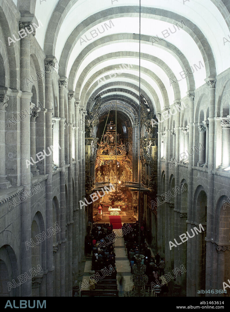 ARTE ROMANICO. ESPAÑA. S. XI-XII (S. XI-S. XII). CATEDRAL DE SANTIAGO DE COMPOSTELA. Iniciada h. 1075 por orden del obispo Diego Peláez por el Maestro Esteban. La mayor parte de la obra se concluyó en 1122. En siglos sucesivos se realizaron nuevas obras hasta culminar con la fachada barroca en el S. XVIII. Nave central. Provincia de A Coruña. Galicia.